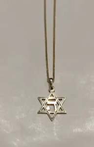 תליון זהב צהוב 14K מגן דוד עם אות ה' כולל שרשרת 42ס"מ