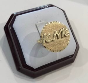 טבעת זהב צהוב 14K בצורת מטבע עם הבלטה "אמא"