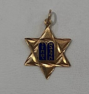 תליון זהב צהוב 14K צורת מגן דוד ובמרכז 'לוחות הברית' חיתוך