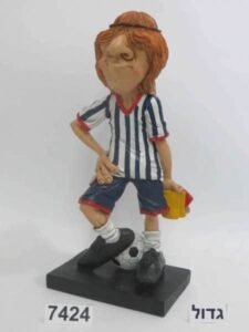 פסל קריקטורה כדורגלן ענק