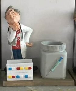 מעמד משרדי קריקטורה 7313 רופא עם כדורים